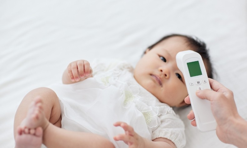 Khi con sốt mẹ nên làm gì? Đâu là cách làm tốt nhất?